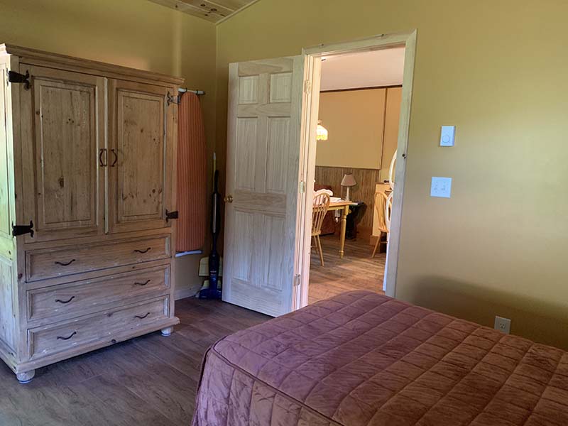 J&S Creekside Cabins cabin bedroom