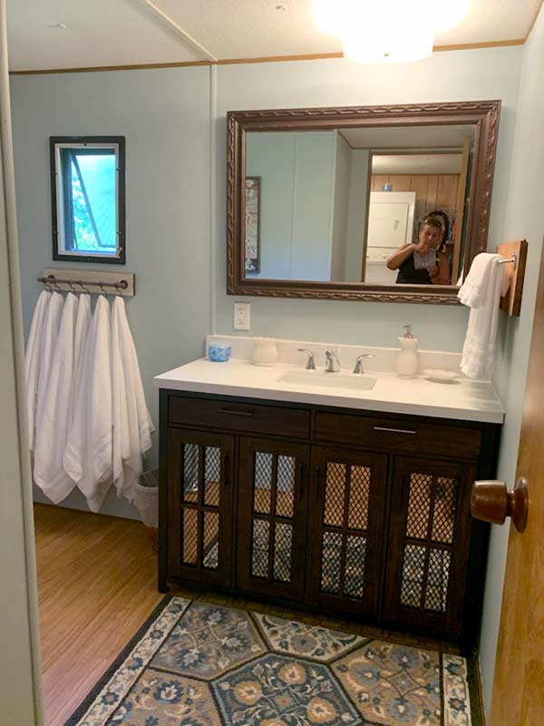 J&S Creekside Cabins cottage bathroom