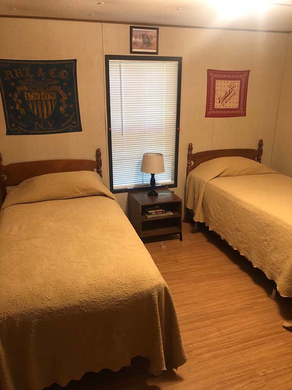 J&S Creekside Cabins cottage beds