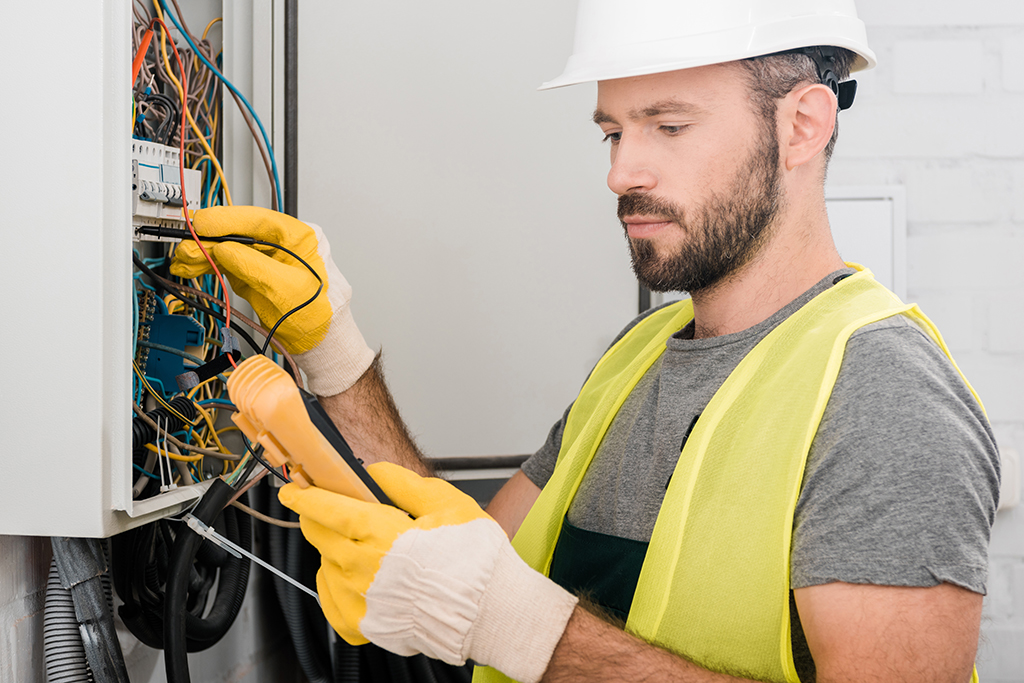 Master Electrician Joshua Grove serving St Ives homes on the North Shore